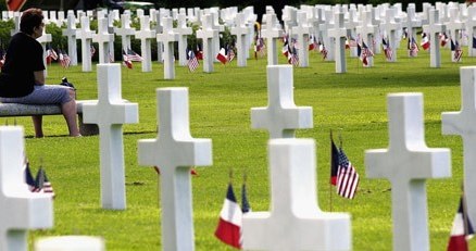 Na normandzkich cmentarzach spoczywa wiele tysięcy alianckich żołnierzy... /Getty Images/Flash Press Media