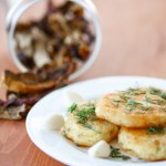 Na obiad zrobię dziś placki z ziemniaków i grzybów. Niezwykle aromatyczne i sycące