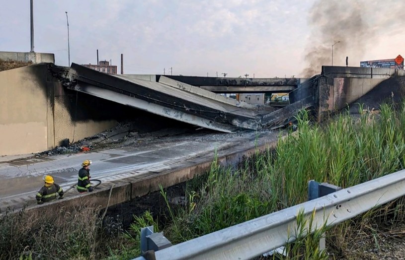 Na odcinku amerykańskiej autostrady I-95 doszło do pożaru cysterny i zawalenia wiaduktu. /PAP/EPA/PHILADELPHIA FIRE DEPARTMENT HANDOUT /