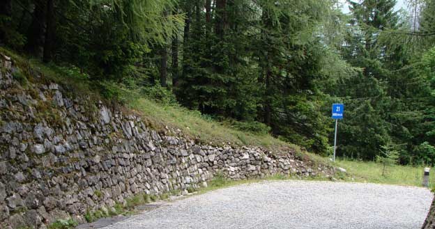 Na odcinku przełęcz Vrsnic - Kranjska Gora nawierzchnię na zakrętach wyłożono kostką /INTERIA.PL