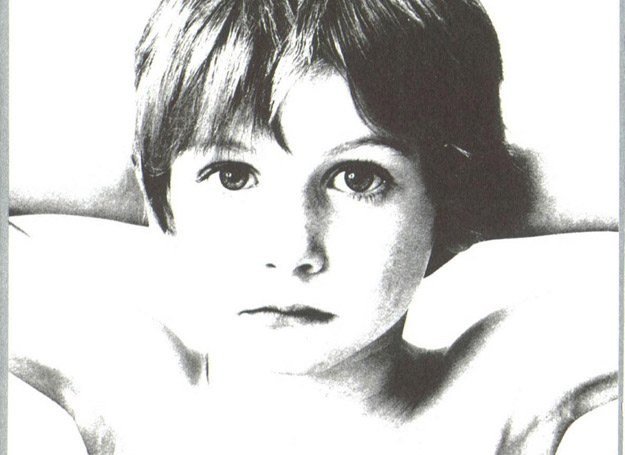 Na okładce brytyjskiego wydania płyty "Boy" U2 znalazł się Peter Rowan /