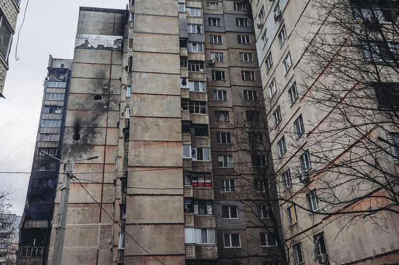 Na oknach w Charkowie czy Doniecku pojawiają się wzory, które wyglądają jak ozdoby. Chronią jednak przed falą uderzeniową /Diego Herrera Carcedo/Anadolu Agency /Getty Images