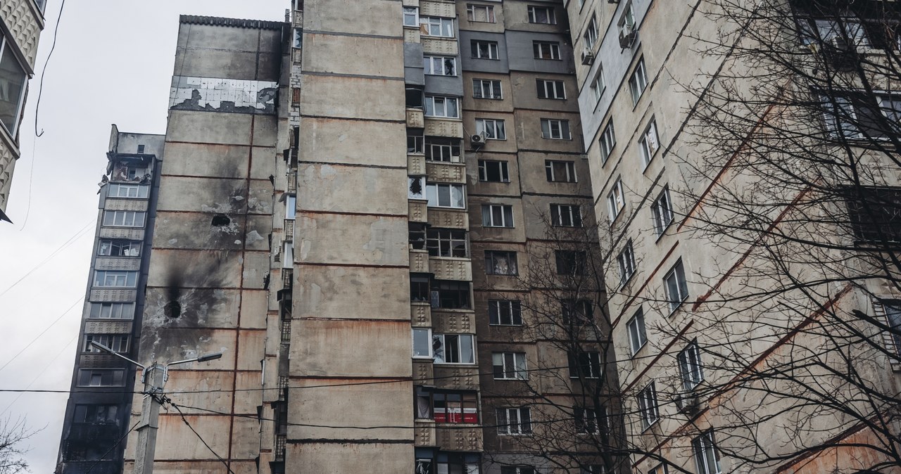 Na oknach w Charkowie czy Doniecku pojawiają się wzory, które wyglądają jak ozdoby. Chronią jednak przed falą uderzeniową /Diego Herrera Carcedo/Anadolu Agency /Getty Images