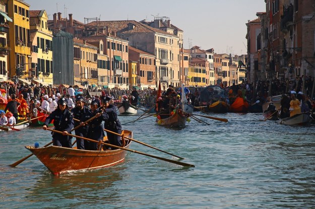 Na ostatni weekend karnawału przybyły do Wenecji tysiące ludzi / 	Matteo Chinellato / IPA /PAP/EPA