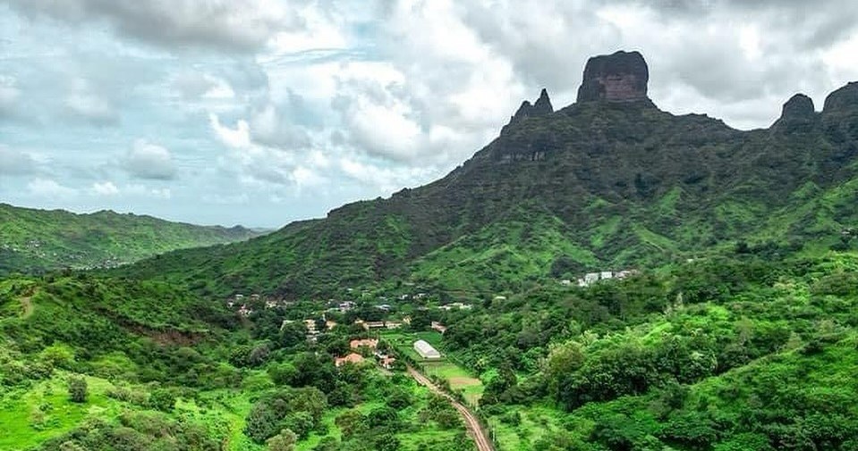 На островах можна побачити мальовничі гірські хребти та ущелини /Domena publiczna