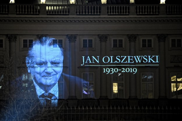 Na Pałacu Prezydenckim w Warszawie wyświetlono iluminację upamiętniającą Jana Olszewskiego / 	Radek Pietruszka   /PAP