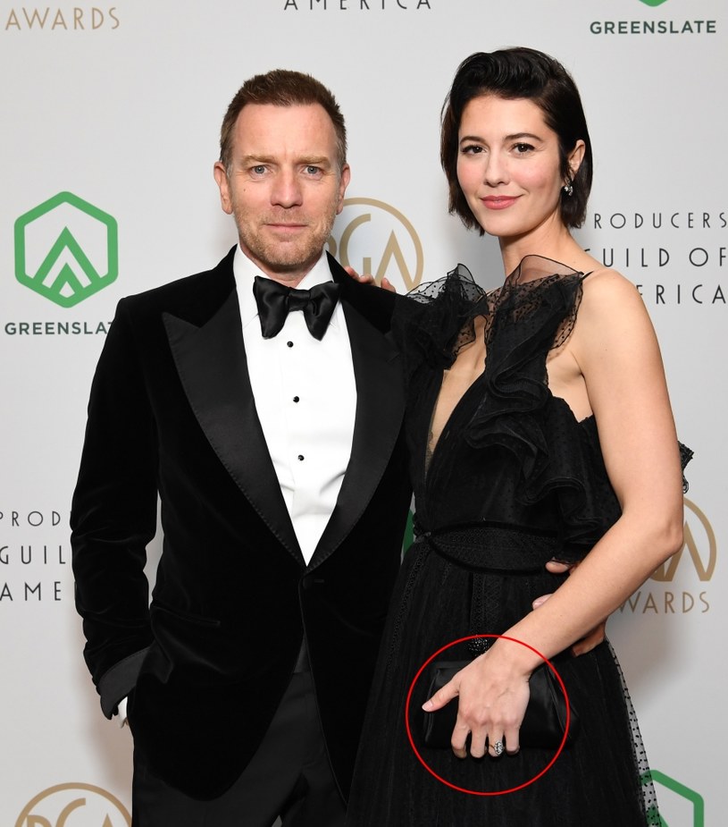 Na palcu aktorki można dostrzec pierścionek zaręczynowy / Kevin Winter /Getty Images