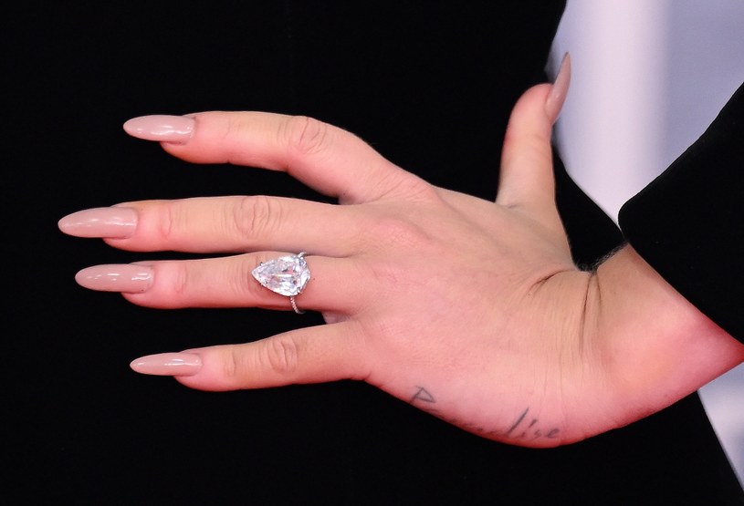 Na palcu gwiazdy nie trudno było zauważyć ogromny pierścionek / Karwai Tang / Contributor /Getty Images