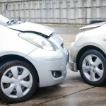 Na parkingach kierowcy nagminnie popełniają ten błąd. Mandat i wina są niemal pewne