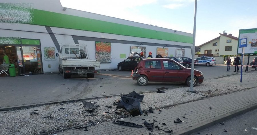 Na parkingu dostawczak uderzył w zaparkowane auto i potrącił pieszego /Policja