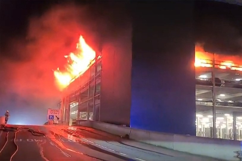 Na parkingu lotniskowym w Luton spłonęły setki samochodów /AFP