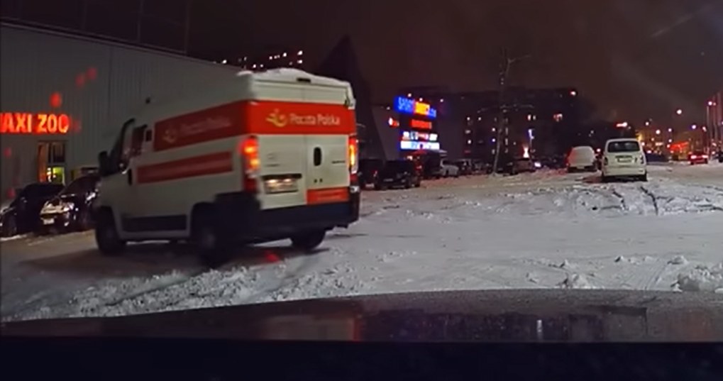 Na parkingu pod jednym z centrów handlowych driftował... kurier Poczty Polskiej. /STOP CHAM/ You Tube/ zrzut ekranu /