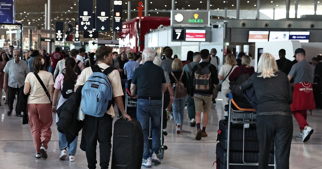 Na paryskim lotnisku Roissy-Charles de Gaulle tysiące pasażerów nie mogło polecieć w podróż /THIBAUD MORITZ/AFP /AFP