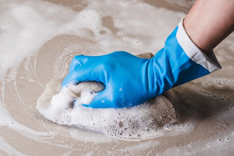 Na pewno wiesz, jak czyścić gumowe rękawice, gąbki i ściereczki do sprzątania? Wcale nie musisz ich za każdym razem wymieniać /Pixel