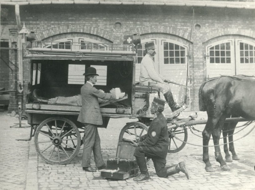Na pierwsze wyposażenie pogotowia składało się pięć par noszy oraz ambulans zaprzężony w dwa konie /Krakowskie Pogotowie Ratunkowe /Wikimedia