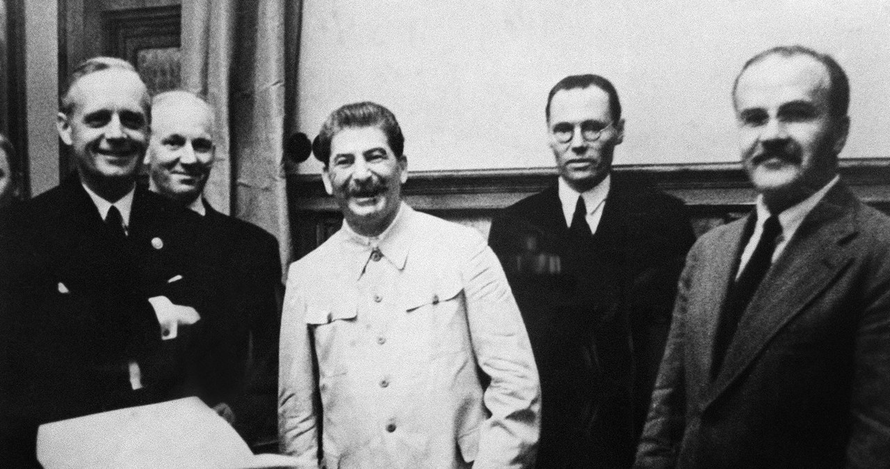 Na pierwszym planie: Joachim von Ribbentrop, Józef Stalin, Wiaczesław Mołotow. Pozują po podpisaniu "paktu diabłów". Moskwa, 23 sierpnia 1939 r. /AFP