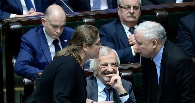 Na pierwszym planie: Krytsyna Pawłowicz (L), Ryszard Terlecki (C) i Jarosław Kaczyński (P) /PAP