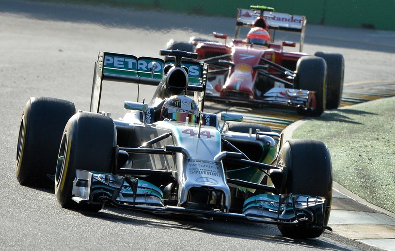 Na pierwszym planie Lewis Hamilton /AFP