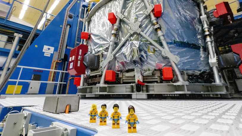 Na pierwszym planie małe ludziki z klocków LEGO, a w tle moduł serwisowy przygotowany do misji Artemis 2 / zdjęcie: ESA /domena publiczna