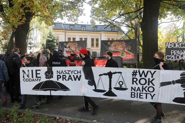 Na pierwszym planie: protest przed siedzibą Trybunału Konstytucyjnego zorganizowany m.in. przez Ogólnopolski Strajk Kobiet, w tle: bannery działaczy pro-life / 	Tomasz Gzell    /PAP