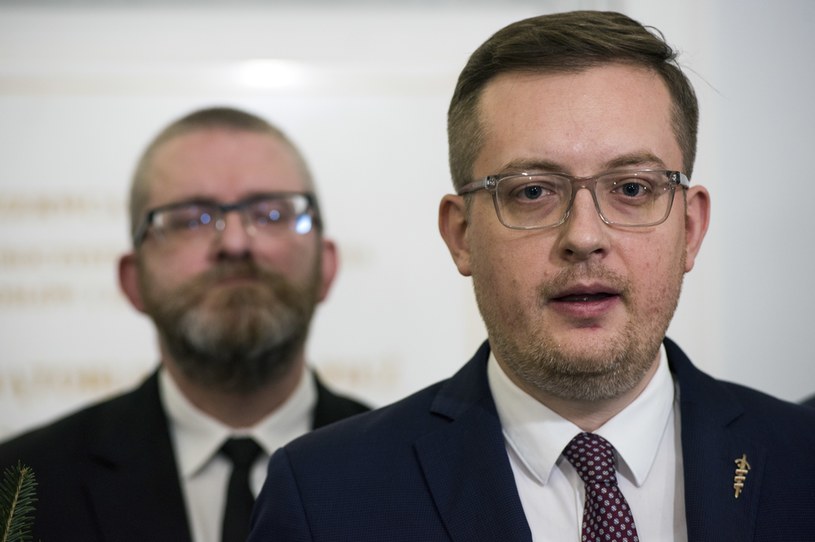 Na pierwszym planie Robert Winnicki z Konfederacji /Attila Husejnow /Agencja FORUM