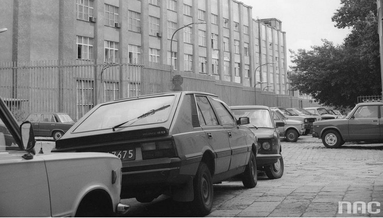 Na pierwszym planie samochód FSO Polonez 1.5 X /Z archiwum Narodowego Archiwum Cyfrowego
