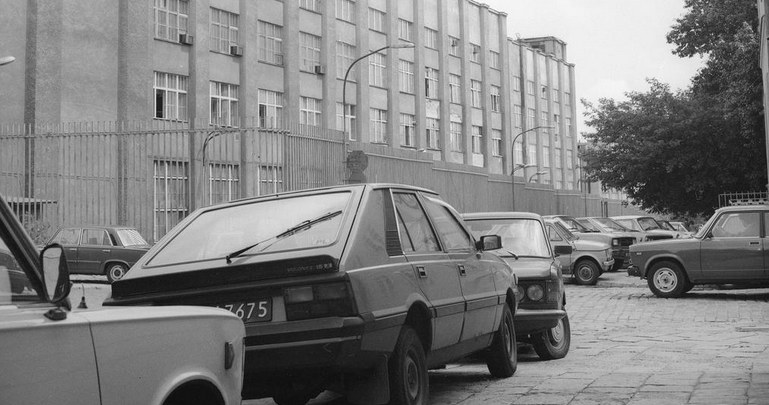 Na pierwszym planie samochód FSO Polonez 1.5 X /Z archiwum Narodowego Archiwum Cyfrowego