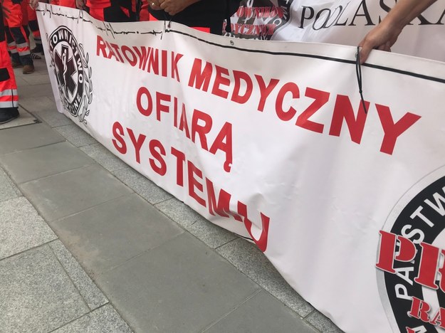 Na pikietę protestujący przyszli z transparentem "Ratownicy medyczni ofiarą systemu" /Michał Dobrołowicz /Michał Dobrołowicz, RMF FM