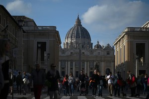 Na placu Św. Piotra gromadzą się tłumy po śmierci Benedykta XVI