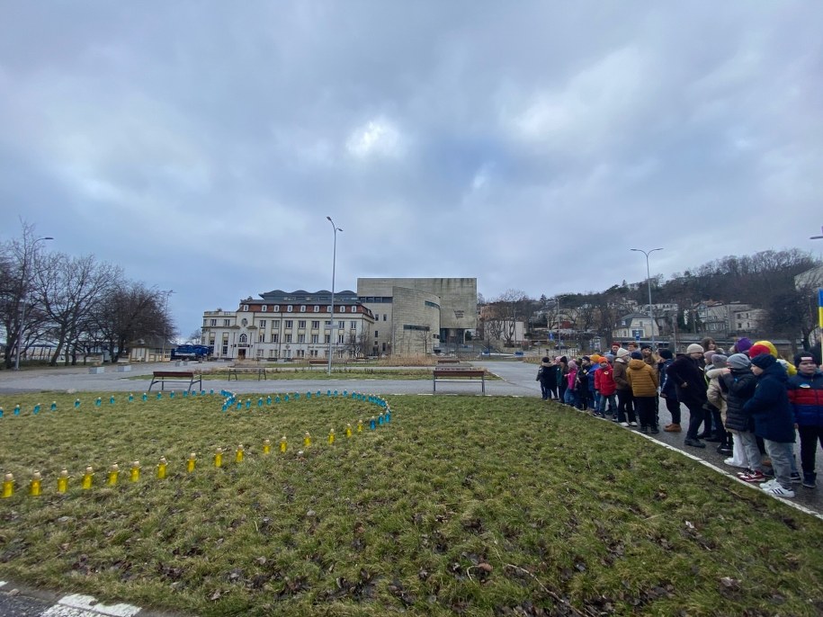 Na placu Wolnej Ukrainy spotkali się dziś rano lokalni samorządowcy, uczniowie gdyńskich szkół oraz społeczność ukraińska /Sylwia Kwiatkowska-Łaźniak /RMF MAXX