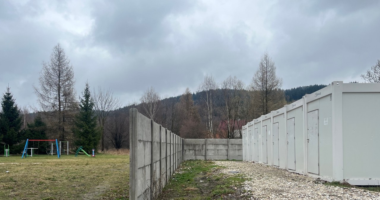 Na placu zabaw w Stroniu Śląskim stanęły kontenery dla ludzi uciążliwych społecznie 