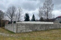 Na placu zabaw w Stroniu Śląskim stanęły kontenery dla ludzi uciążliwych społecznie 