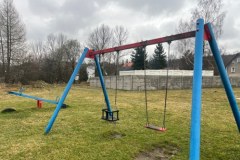 Na placu zabaw w Stroniu Śląskim stanęły kontenery dla ludzi uciążliwych społecznie 