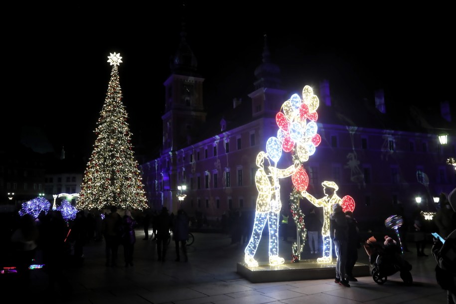 Na placu Zamkowym, oprócz wysokiej na 27 m konstrukcji w kształcie choinki, ustawiono postacie kataryniarza i baloniarza. /Wojciech Olkusnik  /PAP