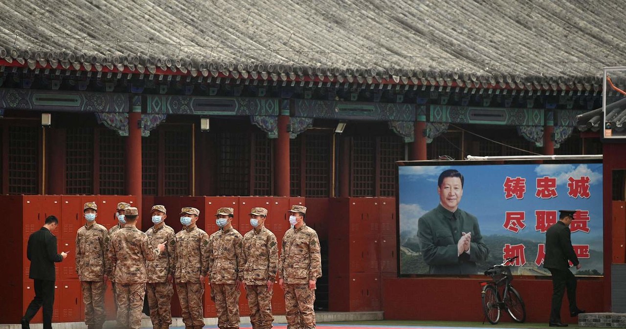 Na plakacie prezydent Chin Xi Jinping /AFP