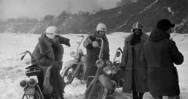 Na planie filmu "5 i pół Bladego Józka". W środku (w białym kasku) Wojciech Echilczuk (archiwum Wojciecha Echilczuka) /INTERIA.PL