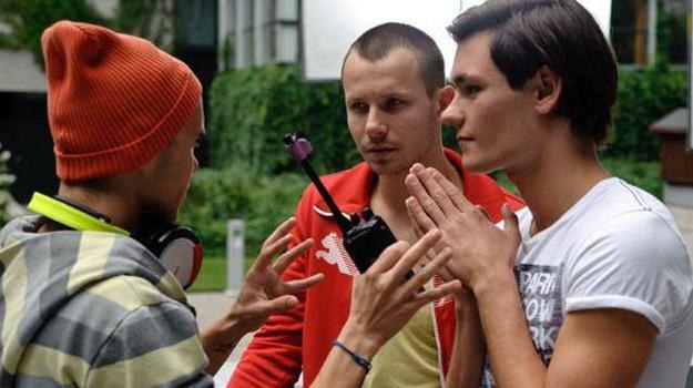 Na planie "Płynących wieżowców" Tomasz Wasilewski instruuje Mateusza Banasiuka i Bartosza Gelnera /materiały prasowe