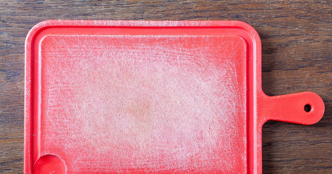 Na plastikowych deskach szybko pojawiają się rysy i nacięcia, które są idealnym siedliskiem dla bakterii, wilgoci i resztek jedzenia