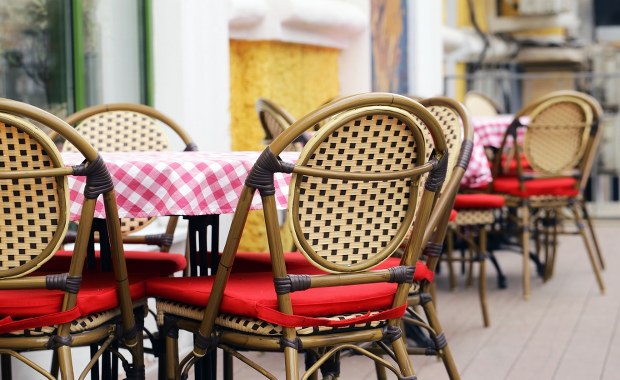 Na plażach tłumy, stoliki puste. Winni "turyści kanapkowi"