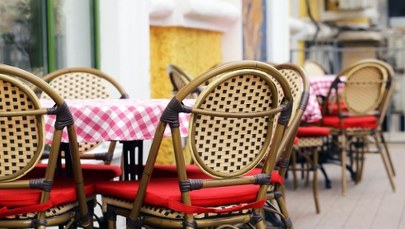 Na plażach tłumy, stoliki puste. Winni "turyści kanapkowi"