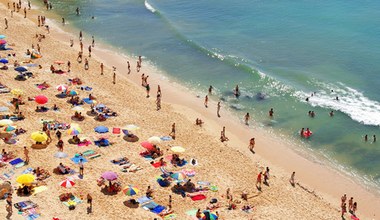 Na plażę z prześcieradłem z gumką? Turyści nad Bałtykiem kochają ten trik