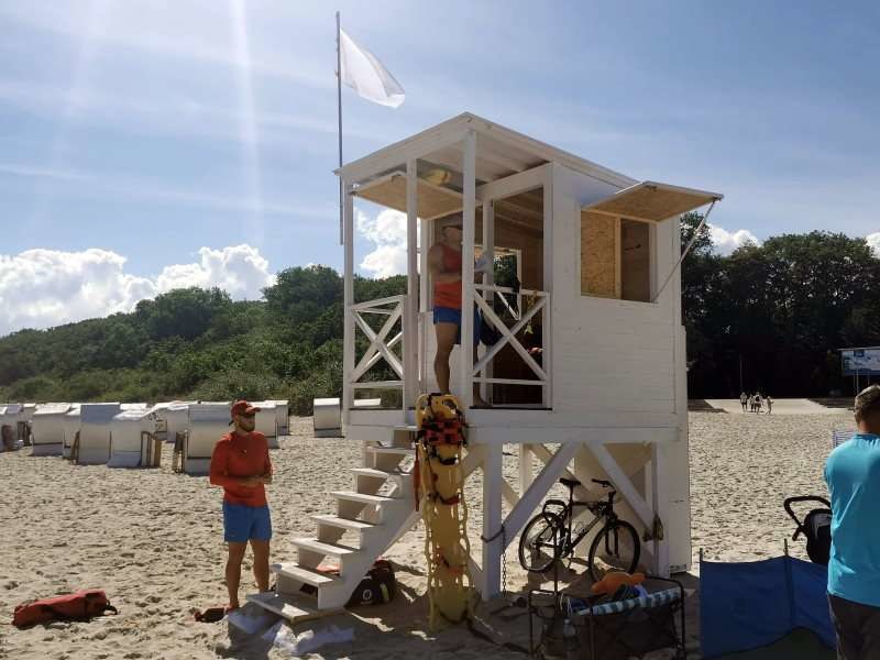 Na plaży w Kołobrzegu stanęły trzy takie domki dla ratowników. /Artur Sempruch Miastokolobrzeg.pl /