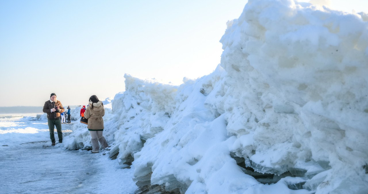 Na plaży w Mikoszewie pojawiły się gigantyczne torosy. Niezwykłe zjawisko przyciąga tłumy turystów. /Przemek Swiderski/REPORTER /East News