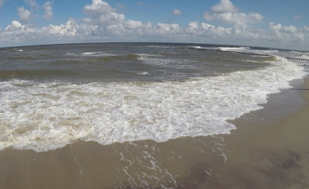 Na plaży w Poddąbiu pojawiła się parafina. Sanepid pobrał próbki do badań