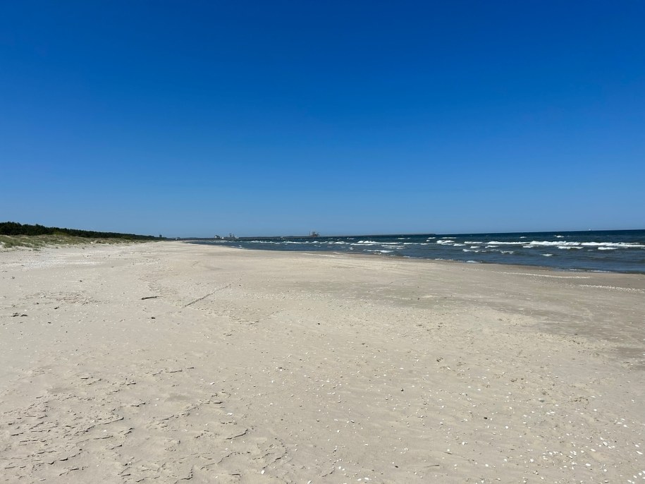 Na plaży w Przytorze pusto, półgodzinny spacer w jedną stronę skutecznie odstrasza. /Aneta Łuczkowska, RMF FM /RMF FM - reporter