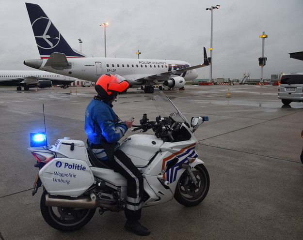 Na płycie lotniska w Brukseli stoi uszkodzony samolot, którym premier Ewa Kopacz przyleciała w czwartek na szczyt UE /Radek Pietruszka /PAP