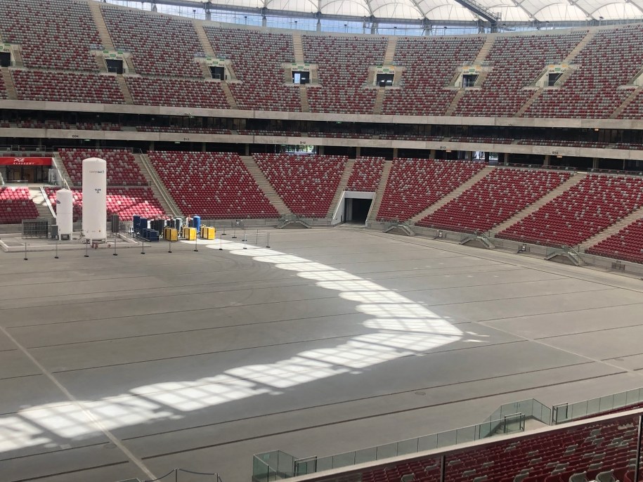 Na płycie PGE Narodowego stoją butle z tlenem. Za nimi są sale konferencyjne, które zajmował Szpital Narodowy /Michał Dobrołowicz /RMF FM