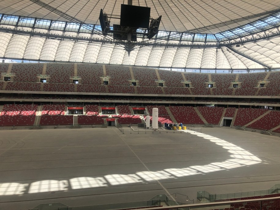 Na płycie PGE Narodowego stoją butle z tlenem. Za nimi są sale konferencyjne, które zajmował Szpital Narodowy /Michał Dobrołowicz /RMF FM