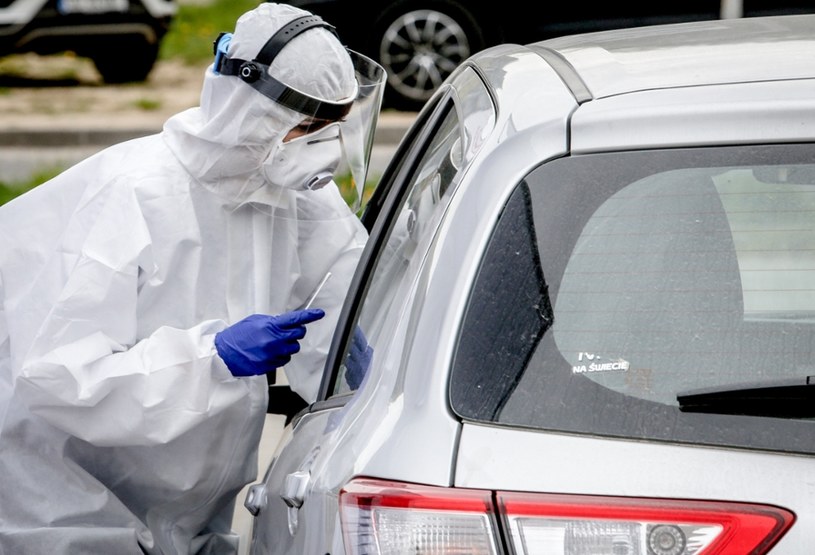 "Na początku epidemii nikt w tych wielkich zamkniętych społecznościach, jakimi są zakłady pracy, nie miał robionych badań przesiewowych, a niektóre kraje tak robiły. Takie badania zmniejszyłyby ryzyko szerzenia się zakażeń" - powiedział profesor Krzysztof Simon /Karolina Misztal /Reporter