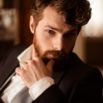 Na początku każdy daje się nabrać. Te zachowania zdradzają narcyza